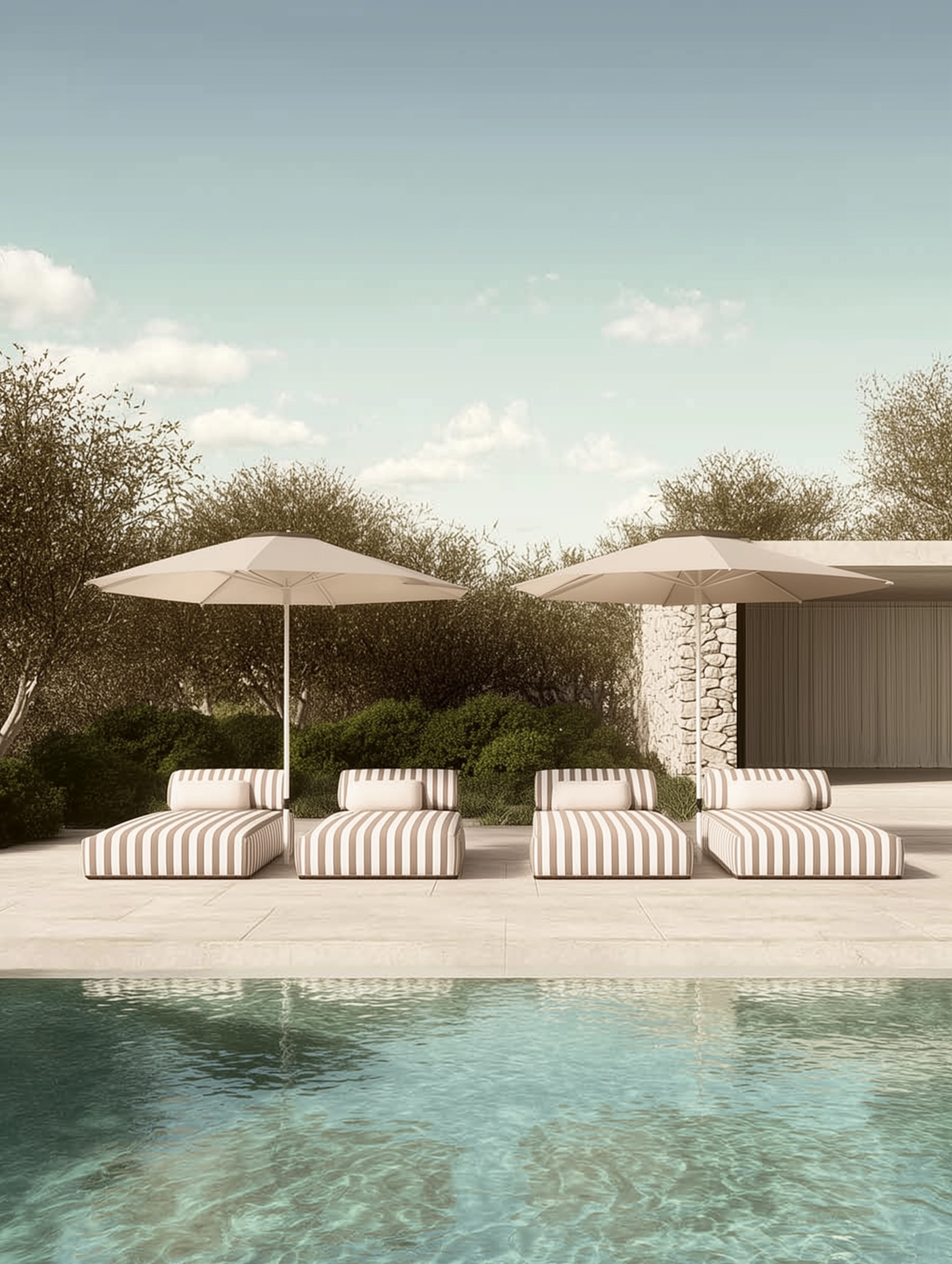 Terraza mediterránea con piscina y tumbonas de diseño – diseño mediterráneo de Vilaplana Studio